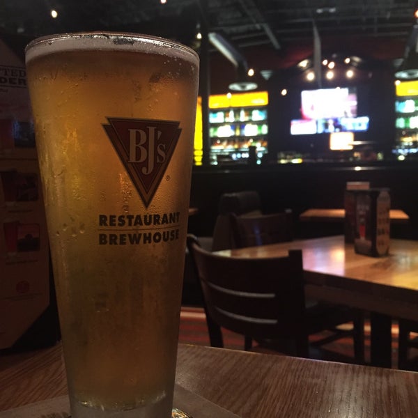 Photo taken at BJ&#39;s Restaurant &amp; Brewhouse by Irena C. on 8/14/2016