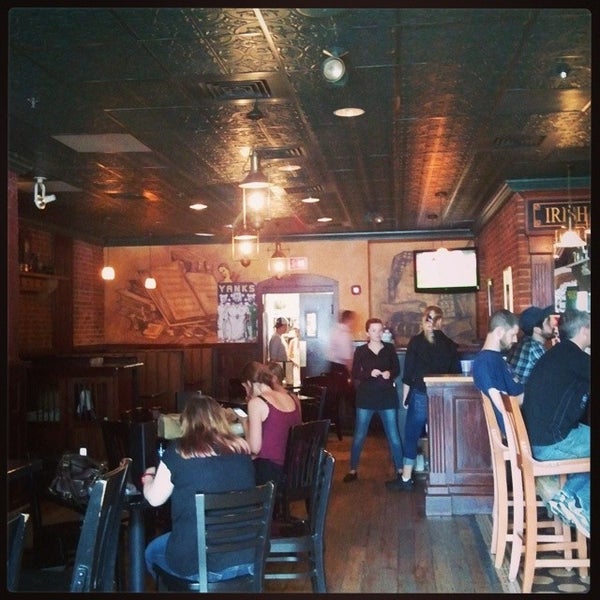Foto diambil di Green Briar Restaurant &amp; Pub oleh Paige pada 7/1/2014