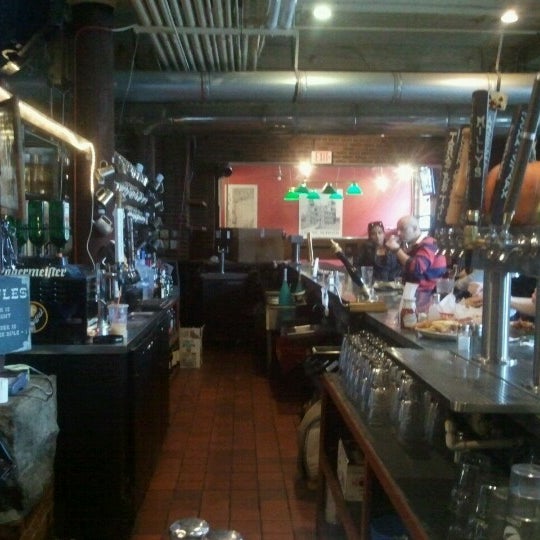 Foto scattata a Milly&#39;s Tavern da Paige il 10/28/2012