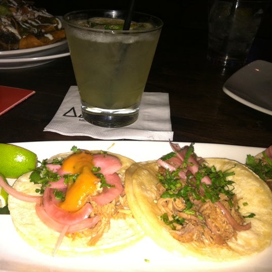 Foto tirada no(a) Agaves Kitchen/ Tequila por Long Beach N. em 2/27/2013