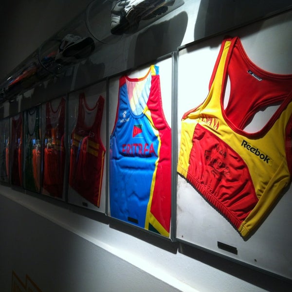 รูปภาพถ่ายที่ Running Company Madrid โดย Eva F. เมื่อ 12/30/2012
