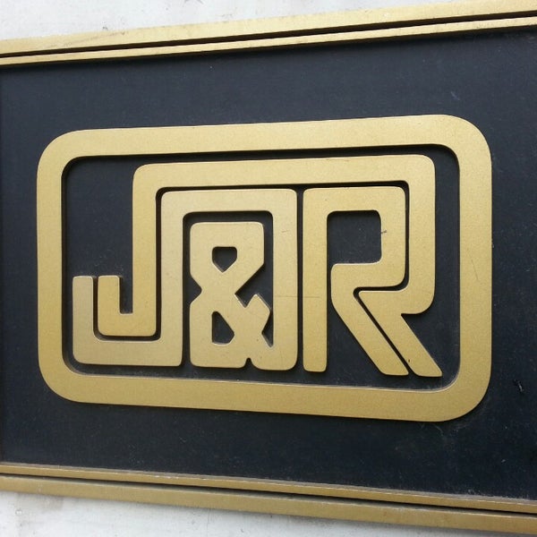รูปภาพถ่ายที่ J&amp;R Jr. โดย Robert M. เมื่อ 4/13/2014