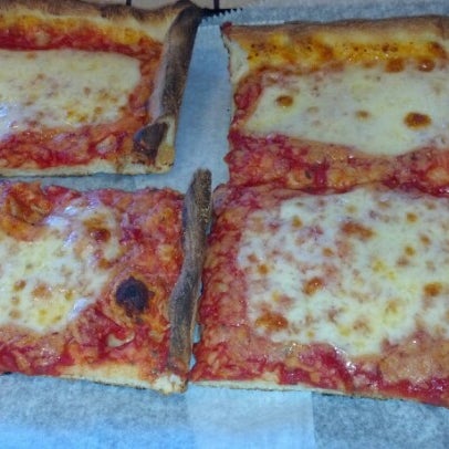 Снимок сделан в Rizzo&#39;s Fine Pizza пользователем Tony 12/30/2012