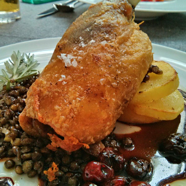 Comida perfecta: Hay que probar el muslo de pato y sobre todo el arroz meloso con carabinero. De postre la tarta de manzana caliente está muy buena. El ambiente tal vez demasiado ejecutivo.