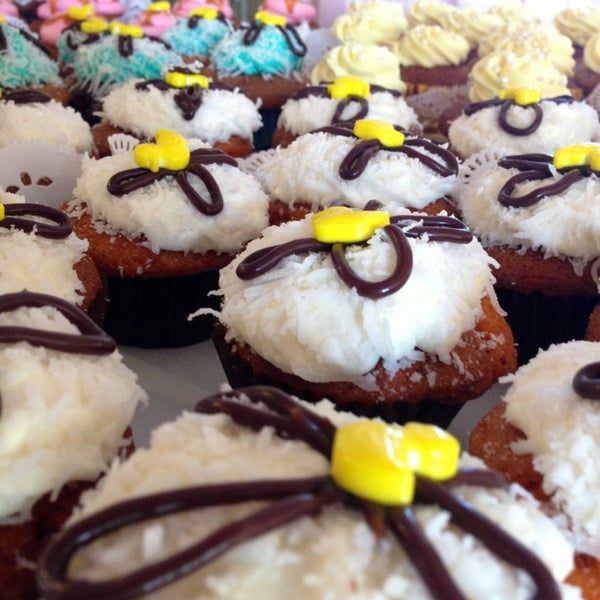 5/24/2013にRaul A.がSo Sweet Cupcakes &amp; Moreで撮った写真