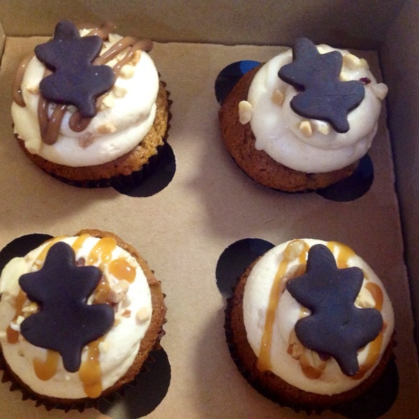 10/25/2013にRaul A.がSo Sweet Cupcakes &amp; Moreで撮った写真
