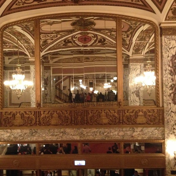 4/19/2013 tarihinde Martin C.ziyaretçi tarafından Cadillac Palace Theatre'de çekilen fotoğraf