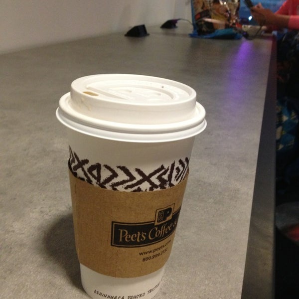Foto tomada en Peet&#39;s Coffee &amp; Tea  por Marshall M. el 10/21/2013