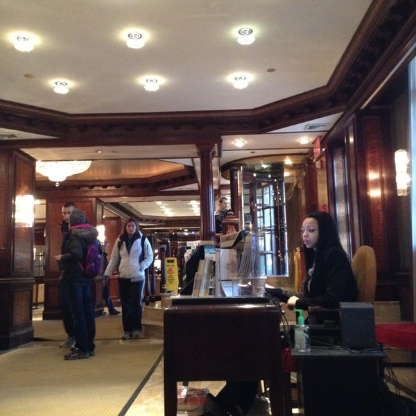 Foto tirada no(a) Excelsior Hotel NYC por Marshall M. em 3/2/2013
