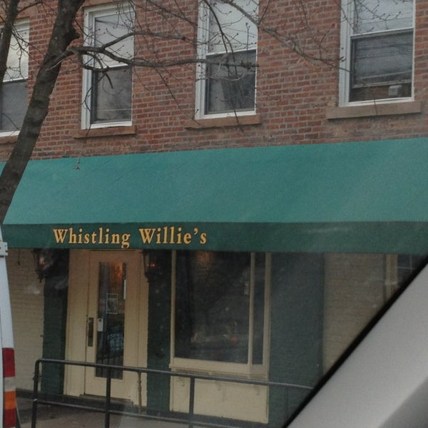 Снимок сделан в Whistling Willie&#39;s American Grill пользователем Marshall M. 3/14/2013