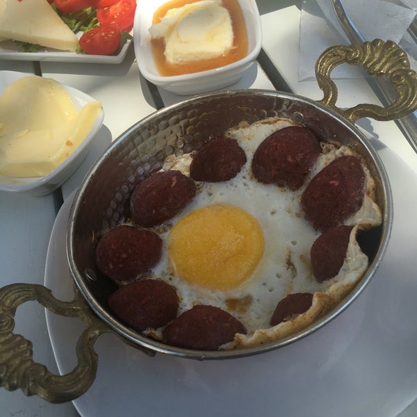 7/6/2016 tarihinde Hak P.ziyaretçi tarafından Gizem Cafe'de çekilen fotoğraf