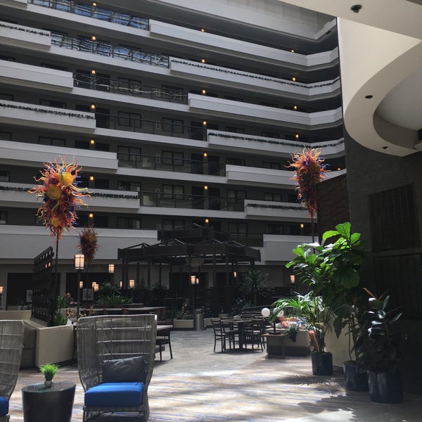 Foto diambil di Embassy Suites by Hilton oleh R2R0  ⛳️🏌🏼🚌 pada 3/30/2018