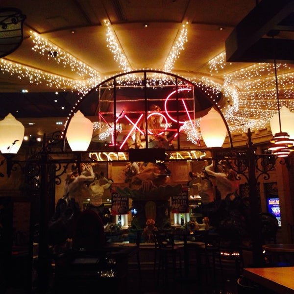 Photo prise au Roxy&#39;s Bar &amp; Lounge par R2R0  ⛳️🏌🏼🚌 le3/23/2014