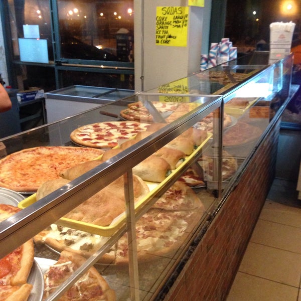 Снимок сделан в Nino&#39;s Pizza of New York пользователем Michael W. 3/7/2015