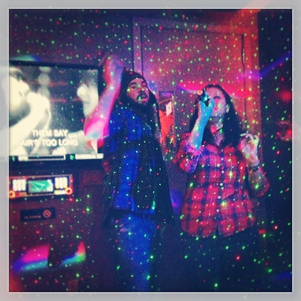 Foto scattata a 5 Bar Karaoke &amp; Lounge da Tim H. il 2/8/2013