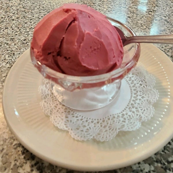 Снимок сделан в Sugar Bowl Ice Cream Parlor Restaurant пользователем Jodi B. 11/15/2020