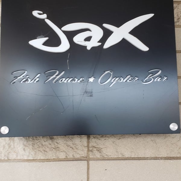 Foto tirada no(a) Jax Fish House Glendale por Jodi B. em 5/23/2019