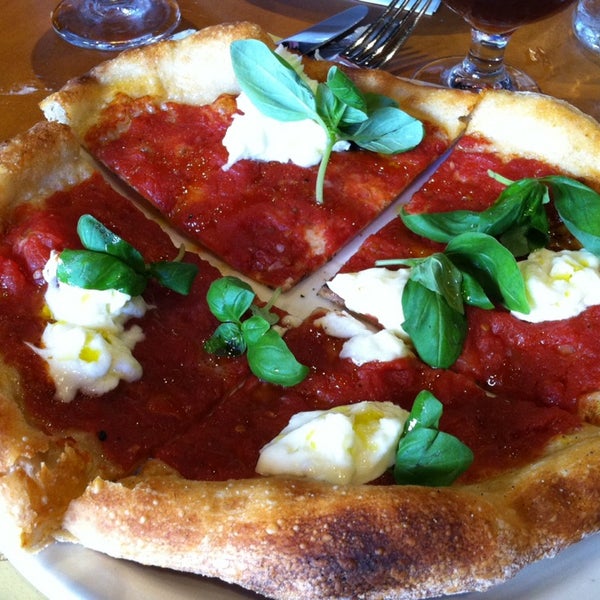 Снимок сделан в Pizzeria Mozza at The Headquarters пользователем John P. 7/23/2014