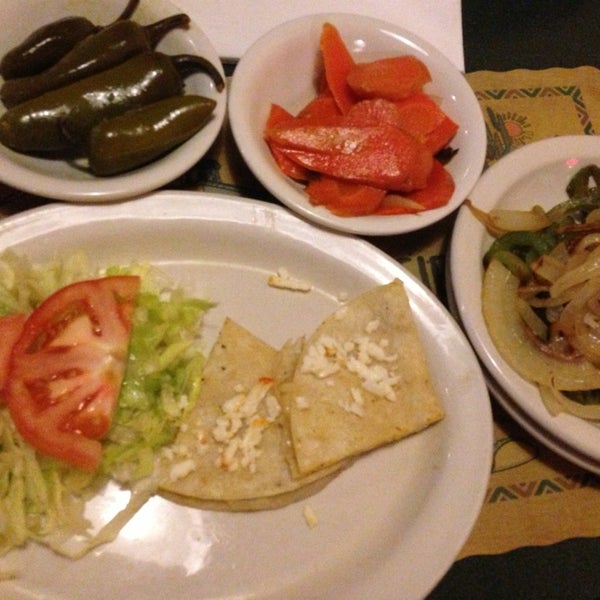 Foto tomada en La Fiesta Mexican Restaurant  por Jackie Cool M. el 2/8/2013