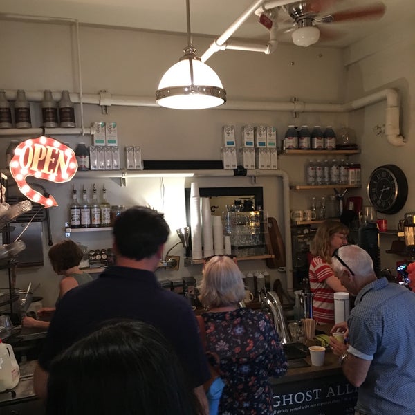Foto diambil di Ghost Alley Espresso oleh Raj P. pada 5/26/2017