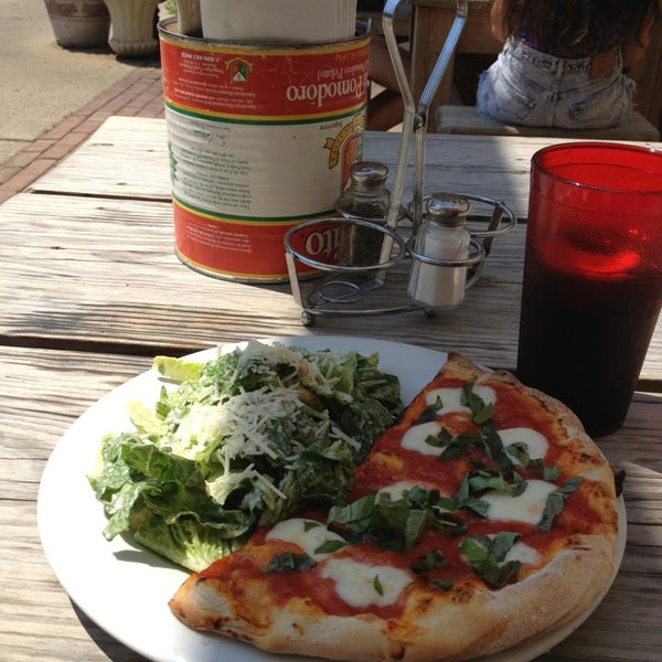 Das Foto wurde bei Bartolotta&#39;s Pizzeria Piccola von Jason S. am 7/11/2013 aufgenommen
