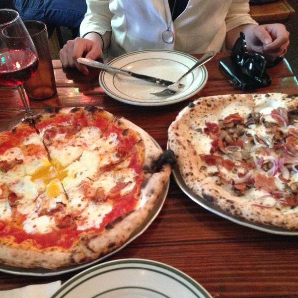 Foto diambil di Roberta&#39;s Pizza oleh Yusuf R. pada 4/21/2013