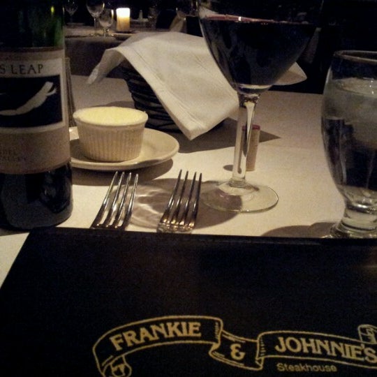 รูปภาพถ่ายที่ Frankie &amp; Johnnie&#39;s Restaurant โดย Dan เมื่อ 12/24/2012