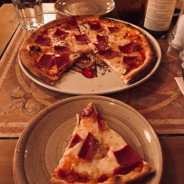 Pizzalar nefis 😋 Şömineli ortamlara zaten bayılırım ❣ Dekorasyon inanılmaz tatlı 🍬