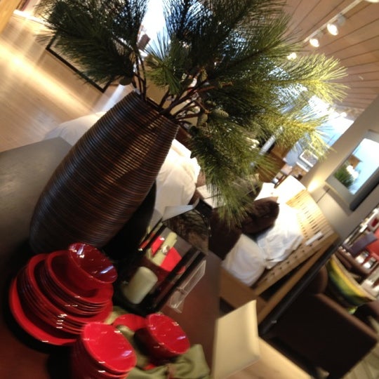 Photo taken at Crate &amp; Barrel by The Fabe on 11/5/2012
