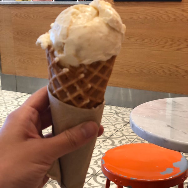 รูปภาพถ่ายที่ Jeni&#39;s Splendid Ice Creams โดย Lu Y. เมื่อ 5/22/2019