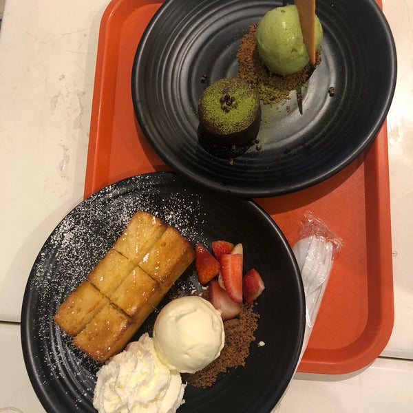 Das Foto wurde bei Spot Dessert Bar von Lu Y. am 4/27/2018 aufgenommen