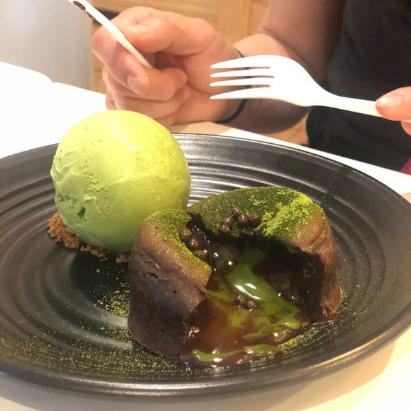 Das Foto wurde bei Spot Dessert Bar von Lu Y. am 4/8/2019 aufgenommen