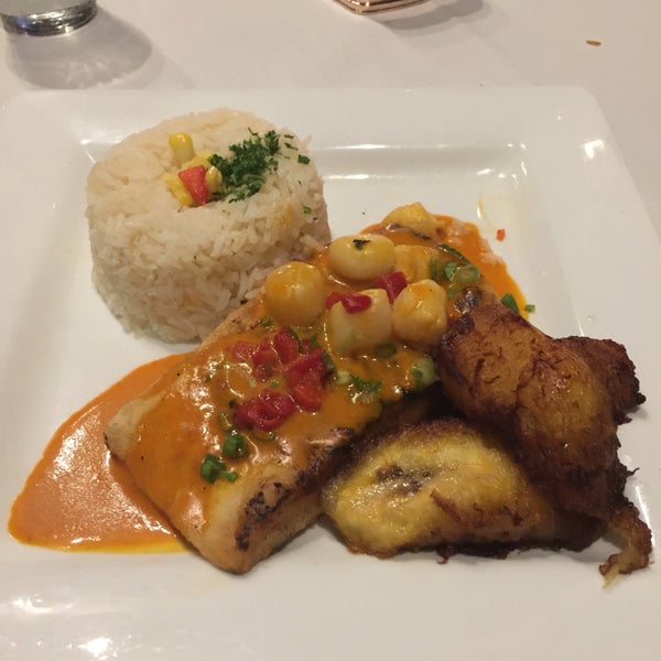 Photo taken at Mango Peruvian Cuisine by Lu Y. on 9/25/2016