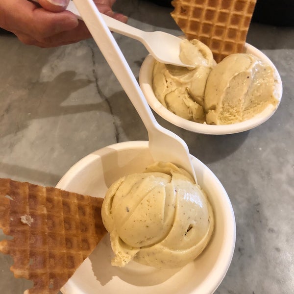 Photo taken at Jeni&#39;s Splendid Ice Creams by Lu Y. on 1/27/2020