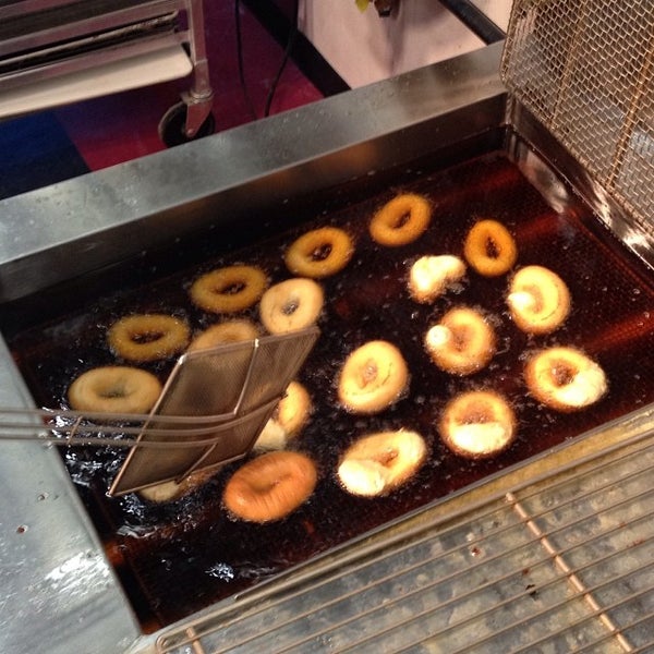 12/28/2013にLisa Rose S.がPropaganda Doughnutsで撮った写真