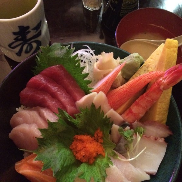 รูปภาพถ่ายที่ Toni&#39;s Sushi Bar โดย Grizabella L. เมื่อ 6/3/2014