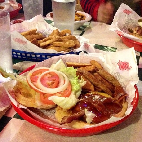Photo taken at Fuddruckers by Sherry T. on 10/28/2013