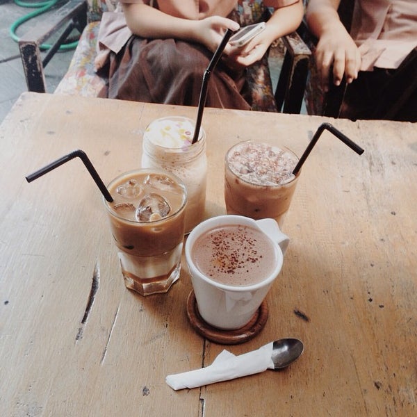Foto scattata a Folks Coffee and Tea House da gladys a. il 8/28/2014