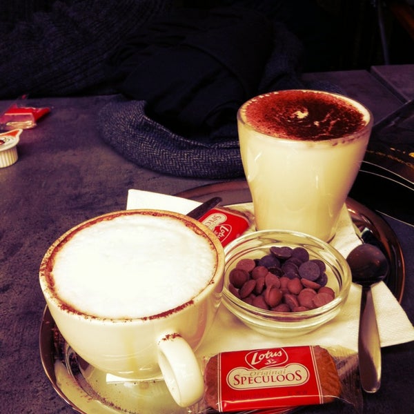 Cappuccino (toujours "mousse de lait") & chocolat chaud moitié noir / moitié lait) !!