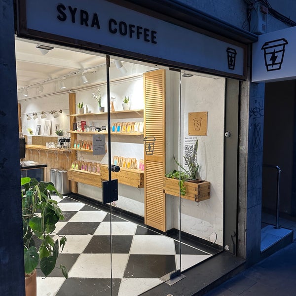 1/16/2023 tarihinde I B.ziyaretçi tarafından Syra Coffee'de çekilen fotoğraf