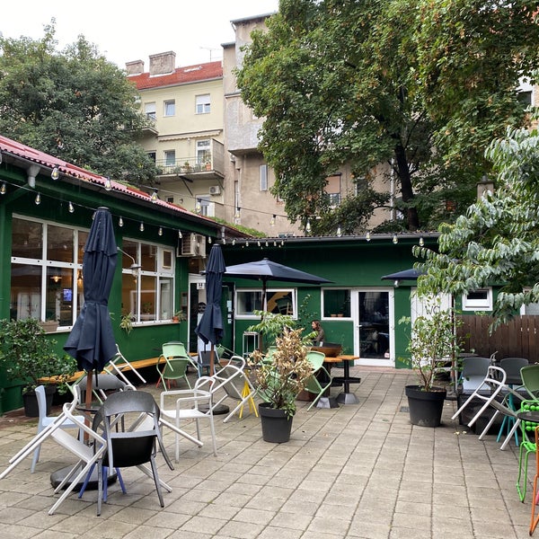 รูปภาพถ่ายที่ Café u dvorištu โดย I B. เมื่อ 9/17/2021