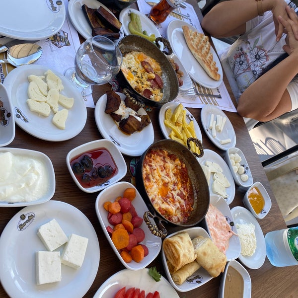 Foto diambil di Kasr-ı Ala Restaurant oleh Sibel E. pada 9/16/2021