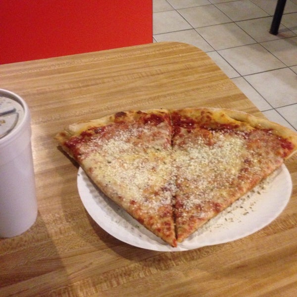 11/27/2013にNeil M.がThe Original Milano&#39;s Pizza (Oakland)で撮った写真