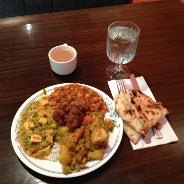 9/13/2013 tarihinde Neil M.ziyaretçi tarafından Prince of India Restaurant'de çekilen fotoğraf