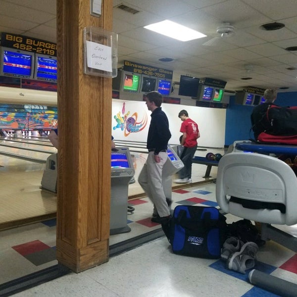 Photo taken at Gladstone Bowl by Kevin C. on 2/2/2017