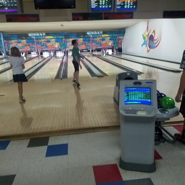 Photo taken at Gladstone Bowl by Kevin C. on 8/1/2017