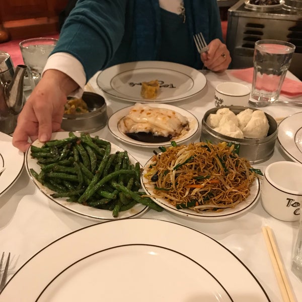 Foto tomada en Tony Cheng&#39;s Restaurant  por Bob S. el 3/17/2018