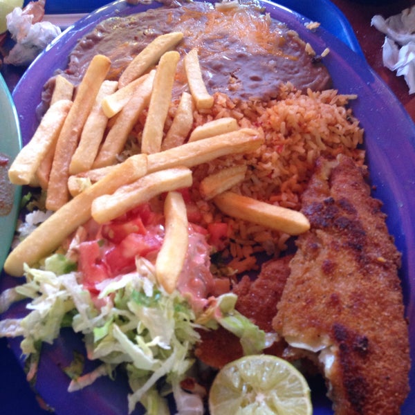 Das Foto wurde bei Los Sanchez Restaurant von Martin V. am 8/2/2015 aufgenommen