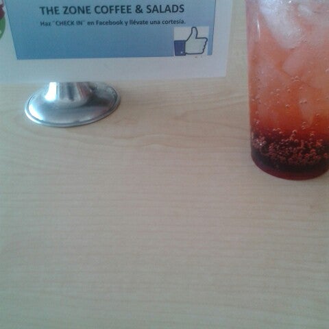 Photo taken at The Zone Coffee &amp; Salads by Javier Alonso T. on 1/31/2014
