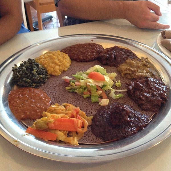 Foto tirada no(a) Walia Ethiopian Cuisine por Ryan L. em 5/4/2013